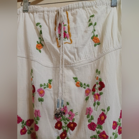 Pura Vida White Dress with Floral Embroidery - Picture 4 of 9